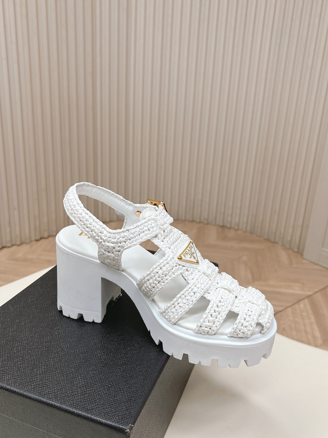 PRADA 26S HEELED FISHERMAN SANDALS IN WHITE RAFFIA AND CALFSKIN