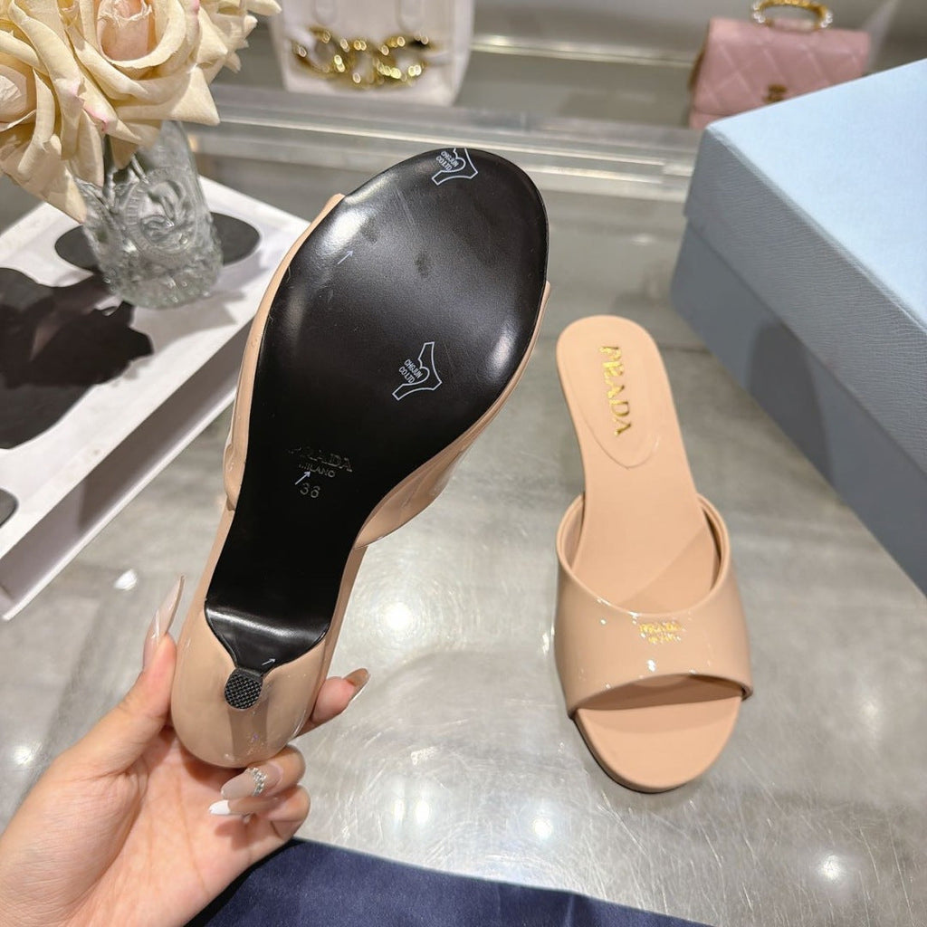 PRADA 26S LOGO EMBOSSED KITTEN HEEL MULES IN NUDE BEIGE PATENT CALFSKIN