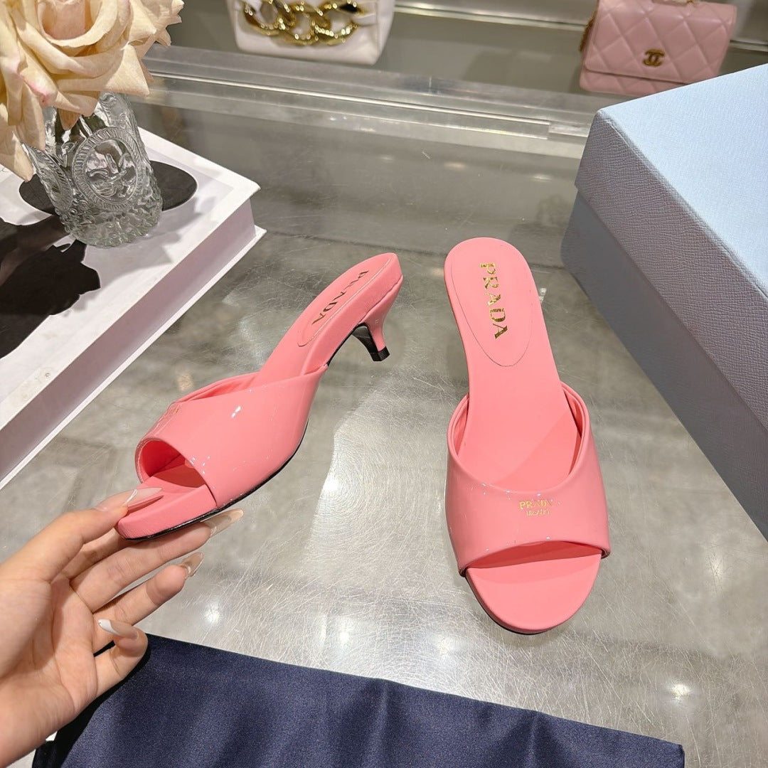 PRADA 26S LOGO EMBOSSED KITTEN HEEL MULES IN PINK PATENT CALFSKIN