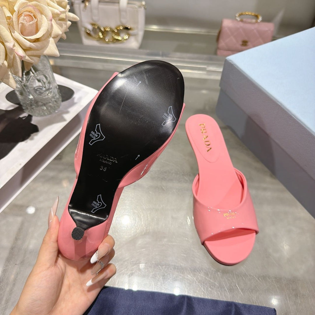 PRADA 26S LOGO EMBOSSED KITTEN HEEL MULES IN PINK PATENT CALFSKIN