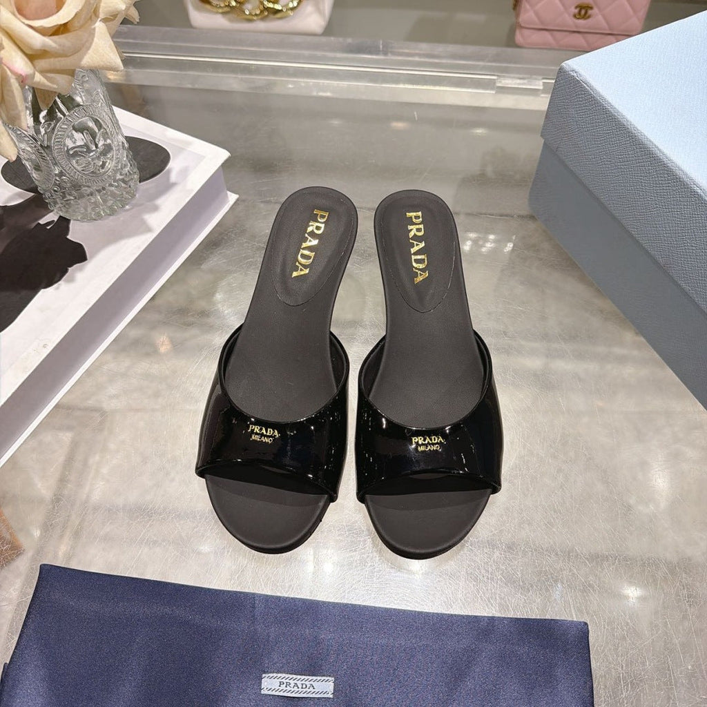 PRADA 26S LOGO EMBOSSED KITTEN HEEL MULES IN BLACK PATENT CALFSKIN