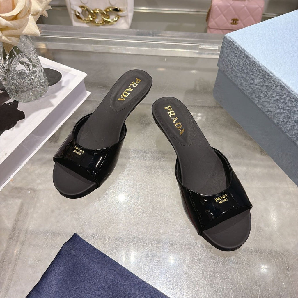 PRADA 26S LOGO EMBOSSED KITTEN HEEL MULES IN BLACK PATENT CALFSKIN