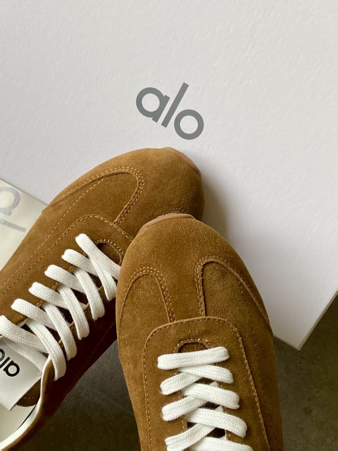 ALO 25S SUNSET SNEAKER IN BROWN SUEDE