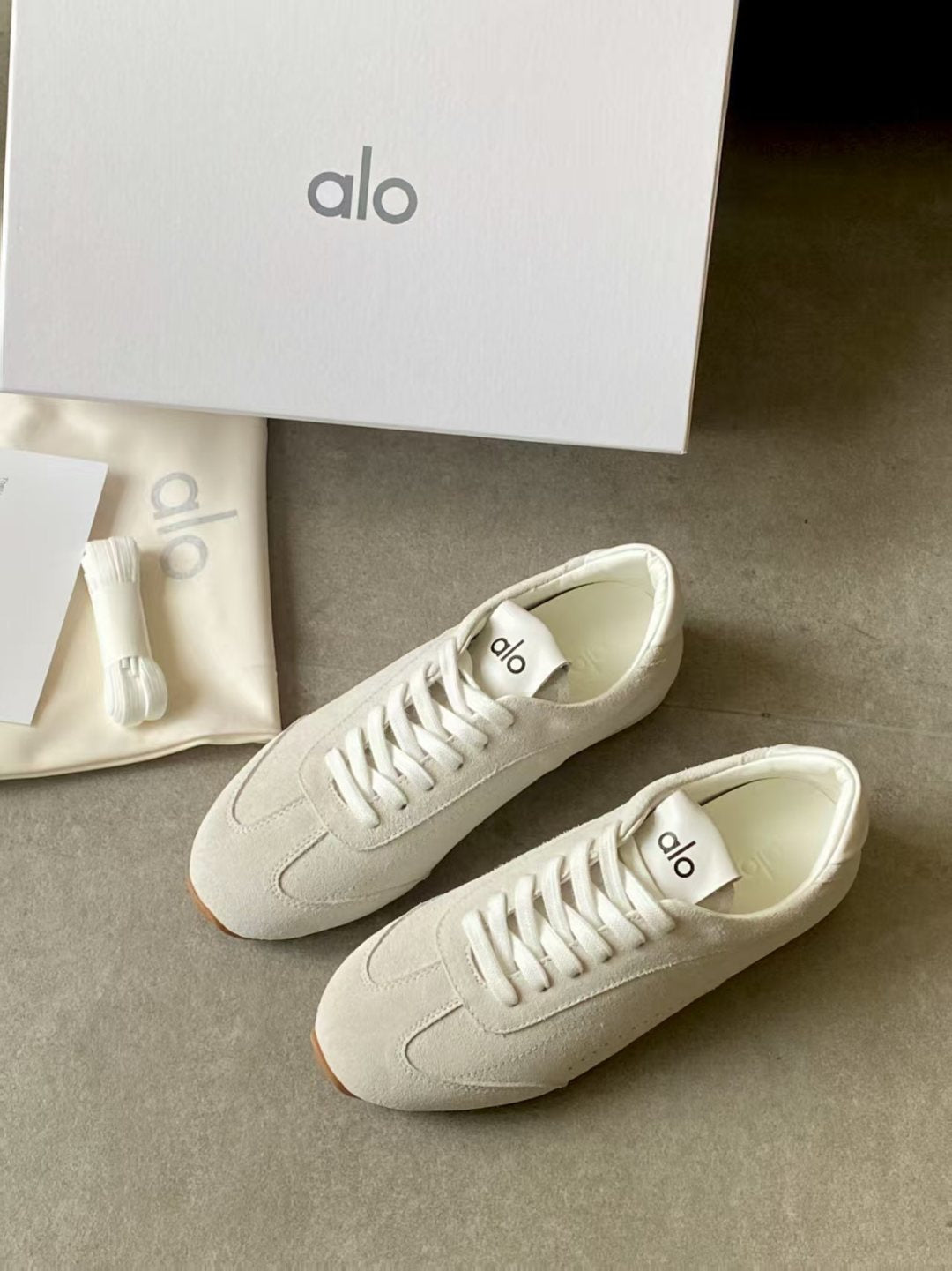ALO 25S SUNSET SNEAKER IN CREAM WHITE SUEDE