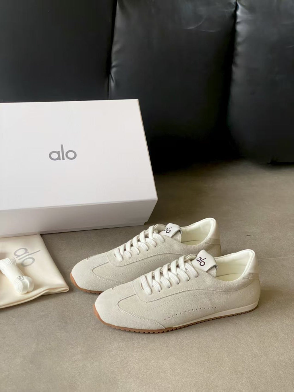 ALO 25S SUNSET SNEAKER IN CREAM WHITE SUEDE