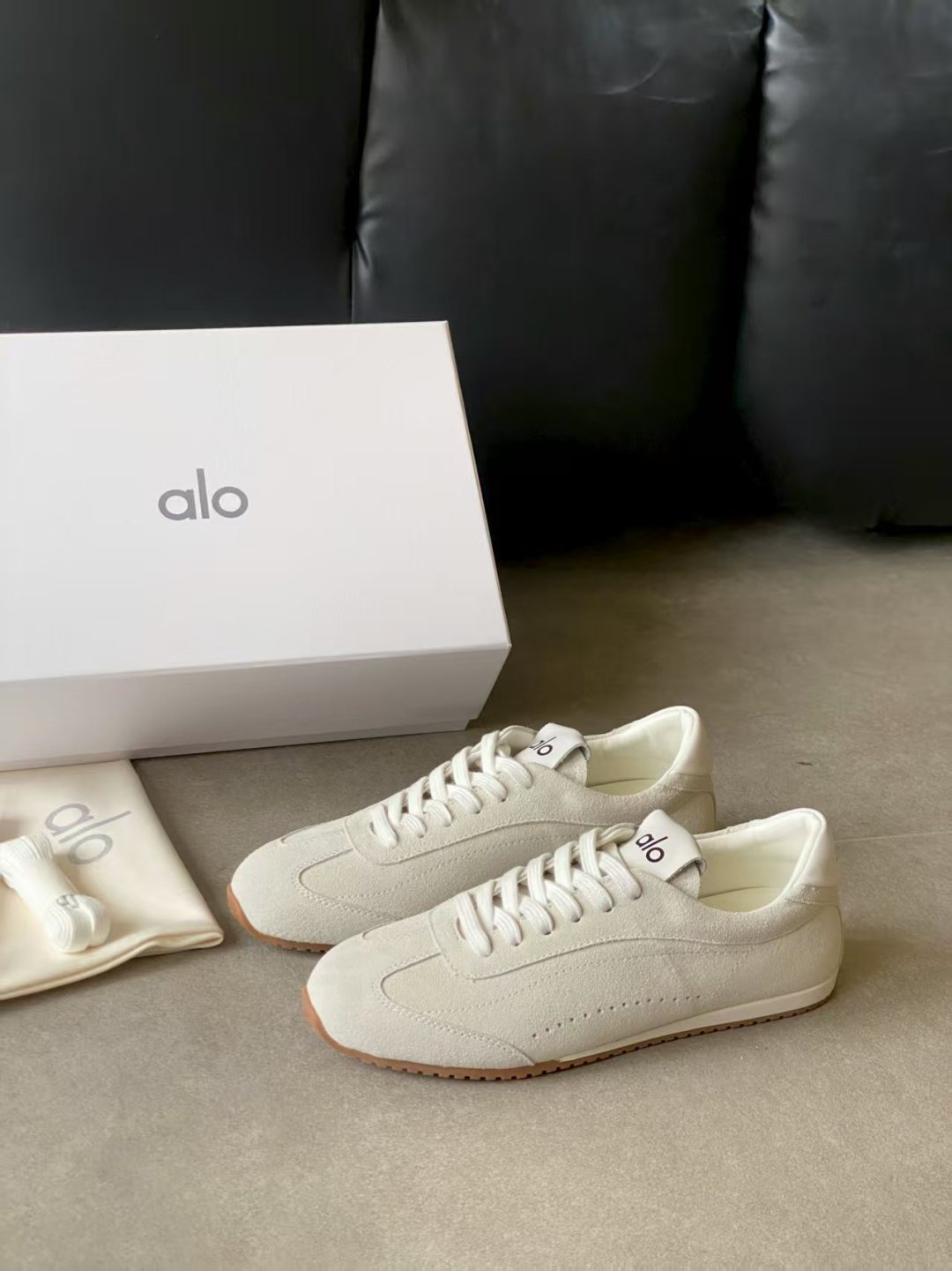 ALO 25S SUNSET SNEAKER IN CREAM WHITE SUEDE