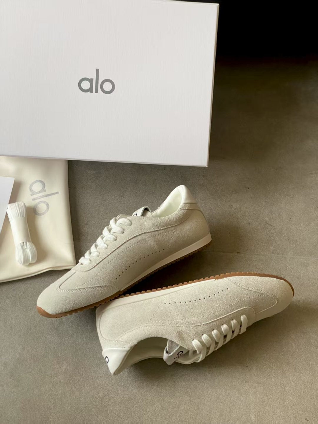 ALO 25S SUNSET SNEAKER IN CREAM WHITE SUEDE
