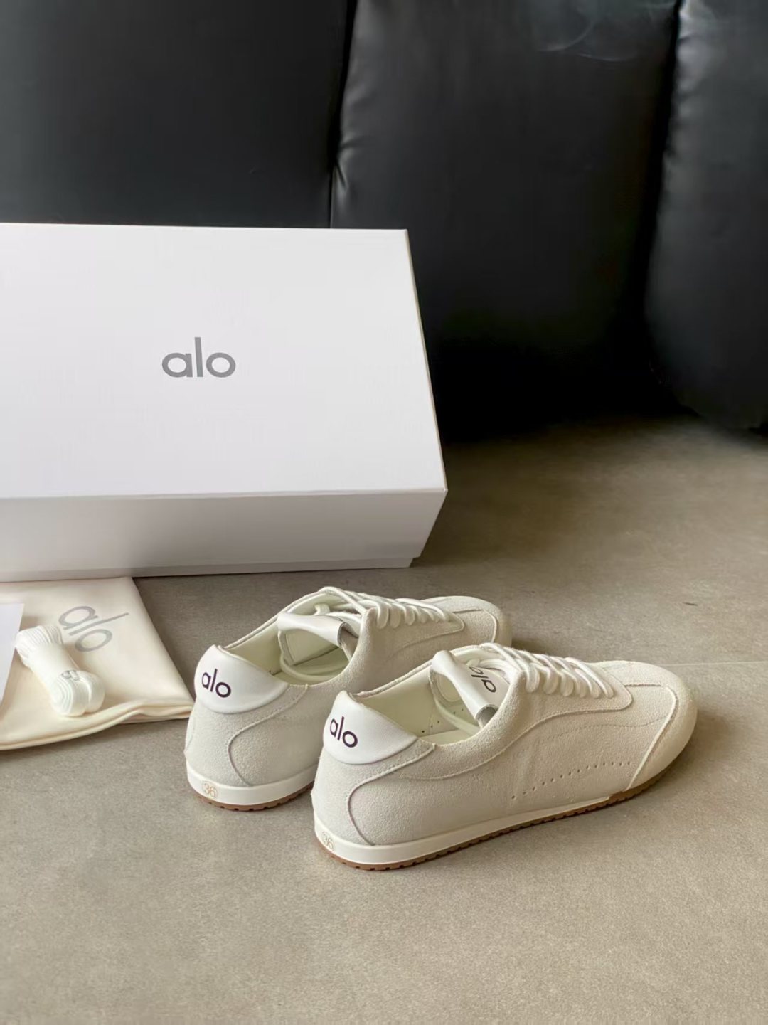 ALO 25S SUNSET SNEAKER IN CREAM WHITE SUEDE