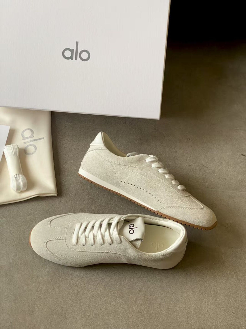 ALO 25S SUNSET SNEAKER IN CREAM WHITE SUEDE