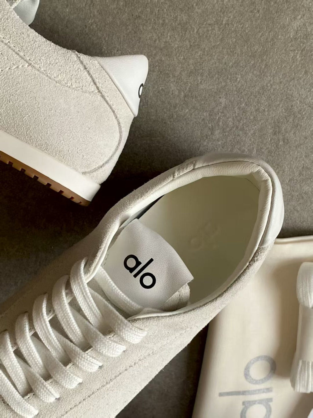 ALO 25S SUNSET SNEAKER IN CREAM WHITE SUEDE