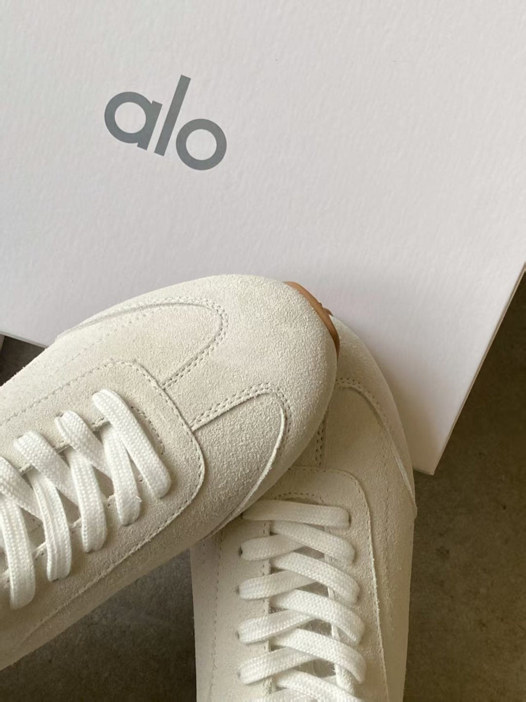 ALO 25S SUNSET SNEAKER IN CREAM WHITE SUEDE