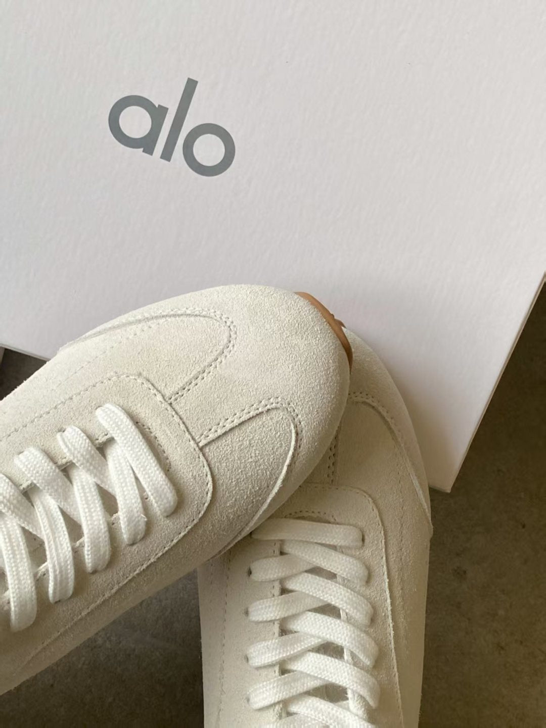 ALO 25S SUNSET SNEAKER IN CREAM WHITE SUEDE