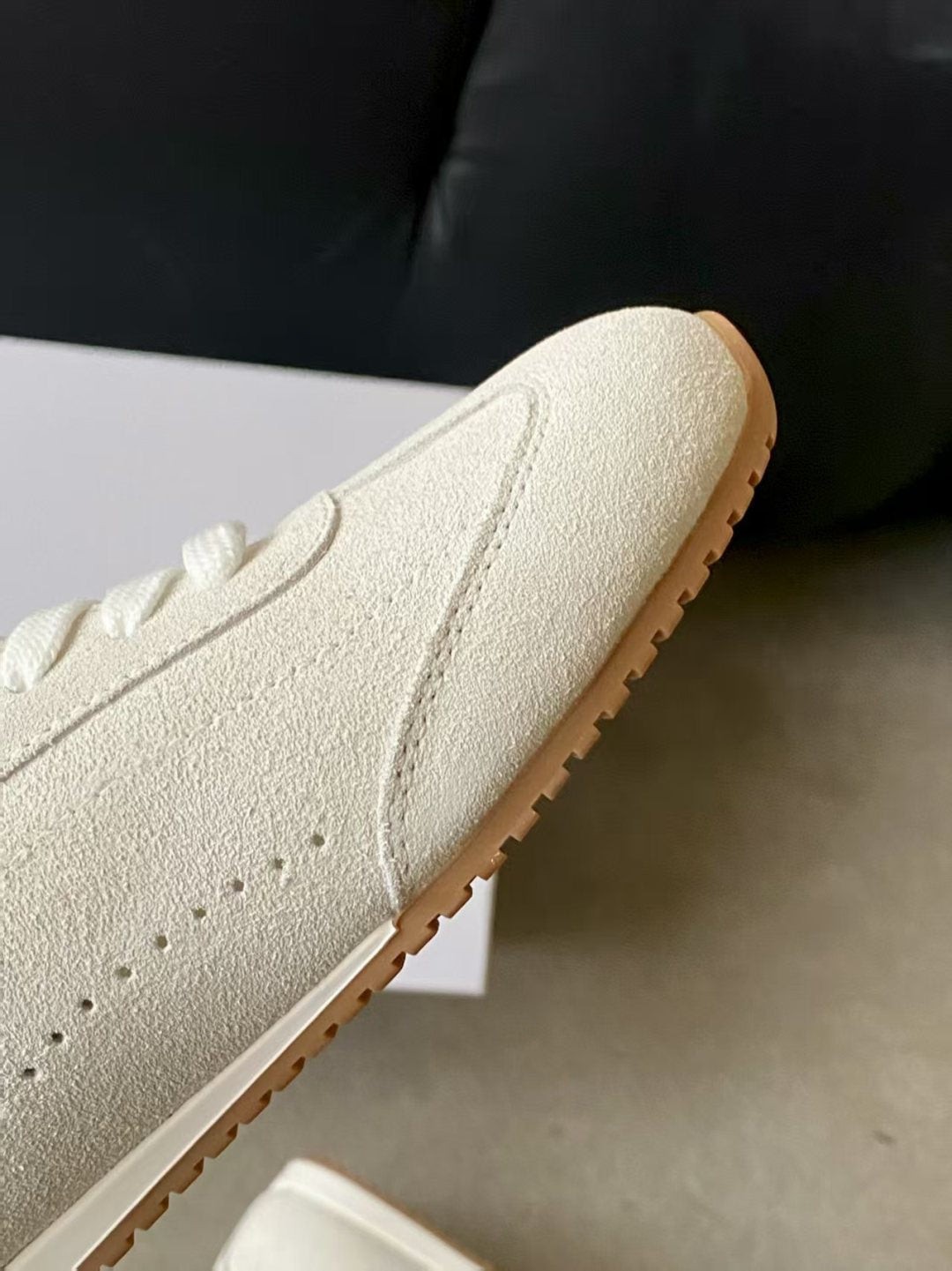 ALO 25S SUNSET SNEAKER IN CREAM WHITE SUEDE