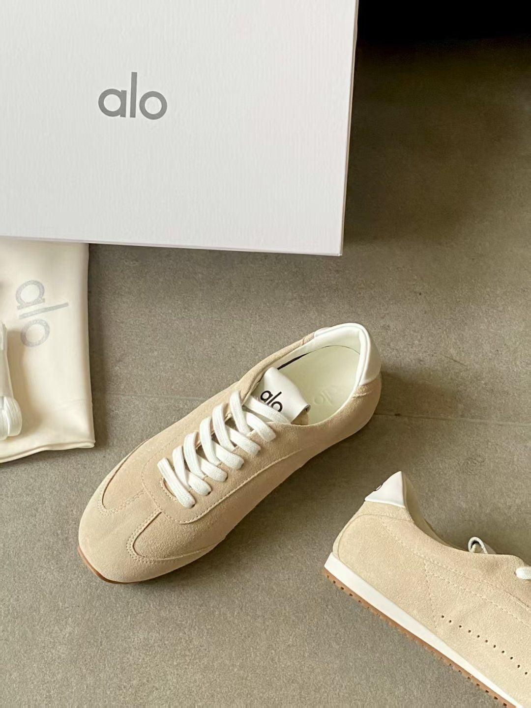 ALO 25S SUNSET SNEAKER IN BEIGE SUEDE