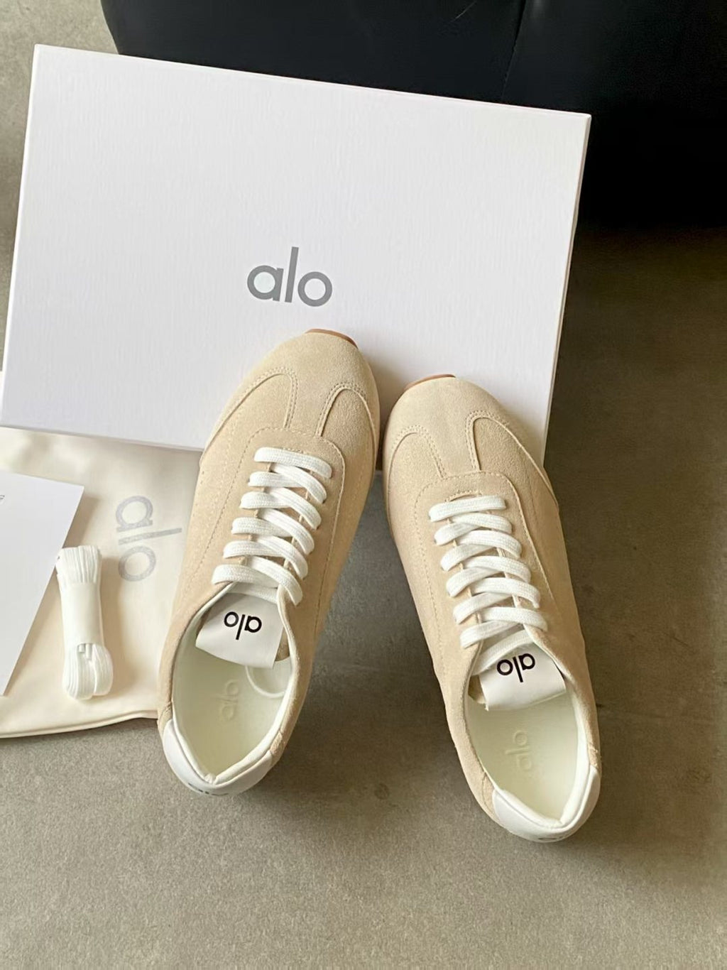 ALO 25S SUNSET SNEAKER IN BEIGE SUEDE