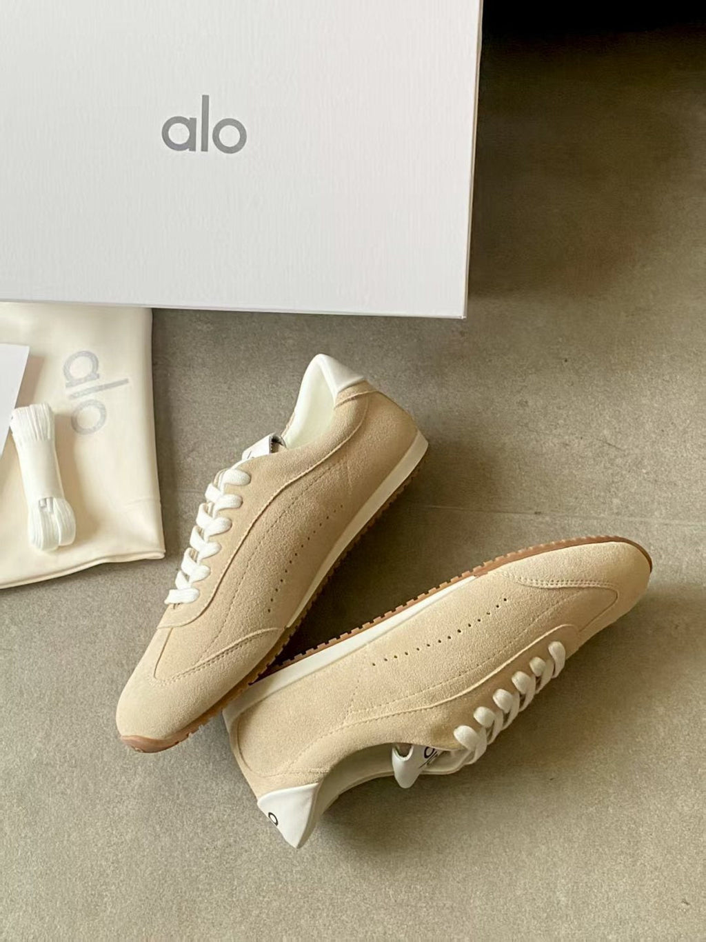 ALO 25S SUNSET SNEAKER IN BEIGE SUEDE