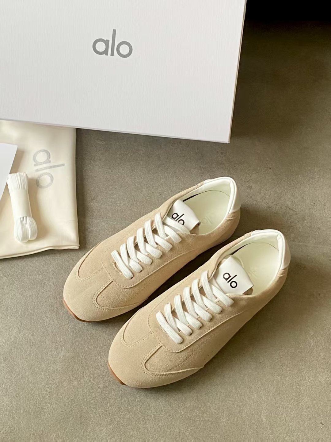 ALO 25S SUNSET SNEAKER IN BEIGE SUEDE