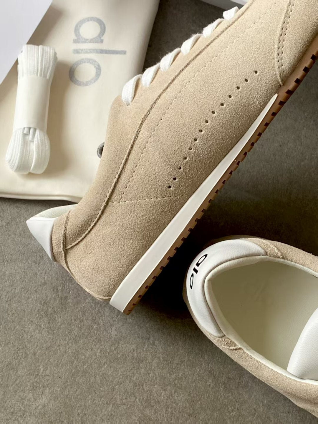 ALO 25S SUNSET SNEAKER IN BEIGE SUEDE