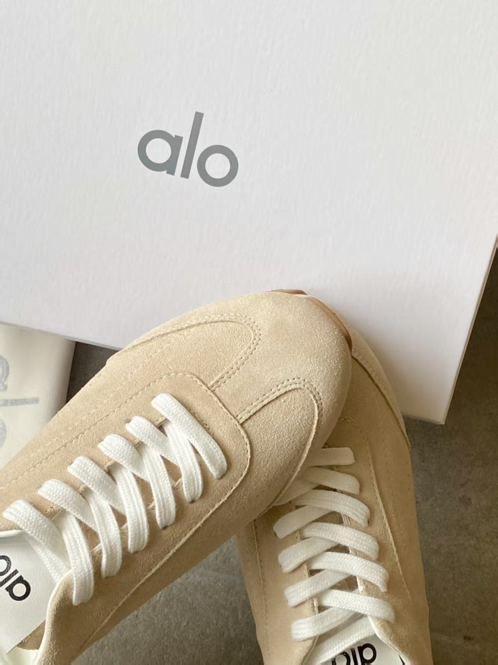 ALO 25S SUNSET SNEAKER IN BEIGE SUEDE