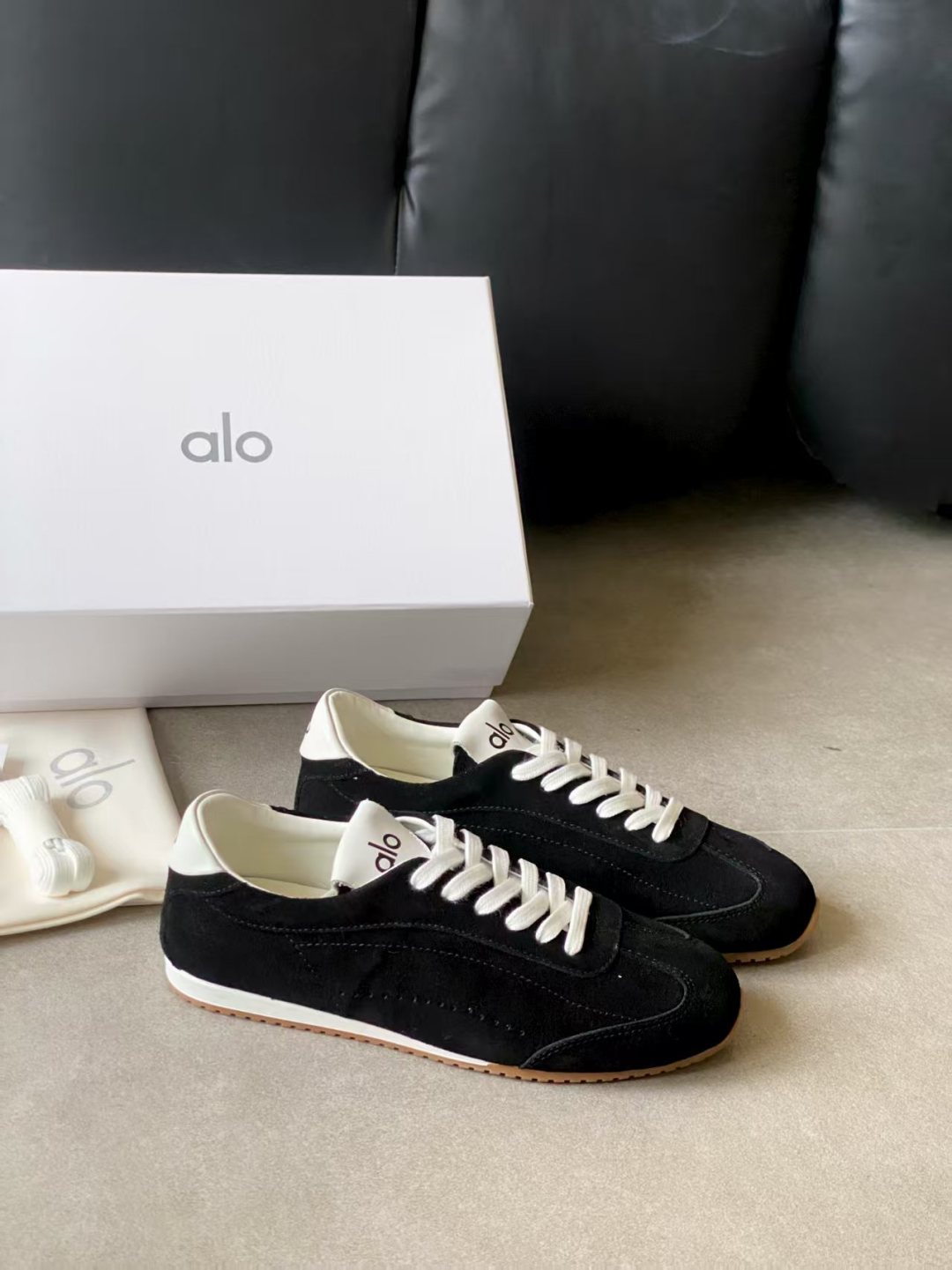 ALO 25S SUNSET SNEAKER IN BLACK SUEDE