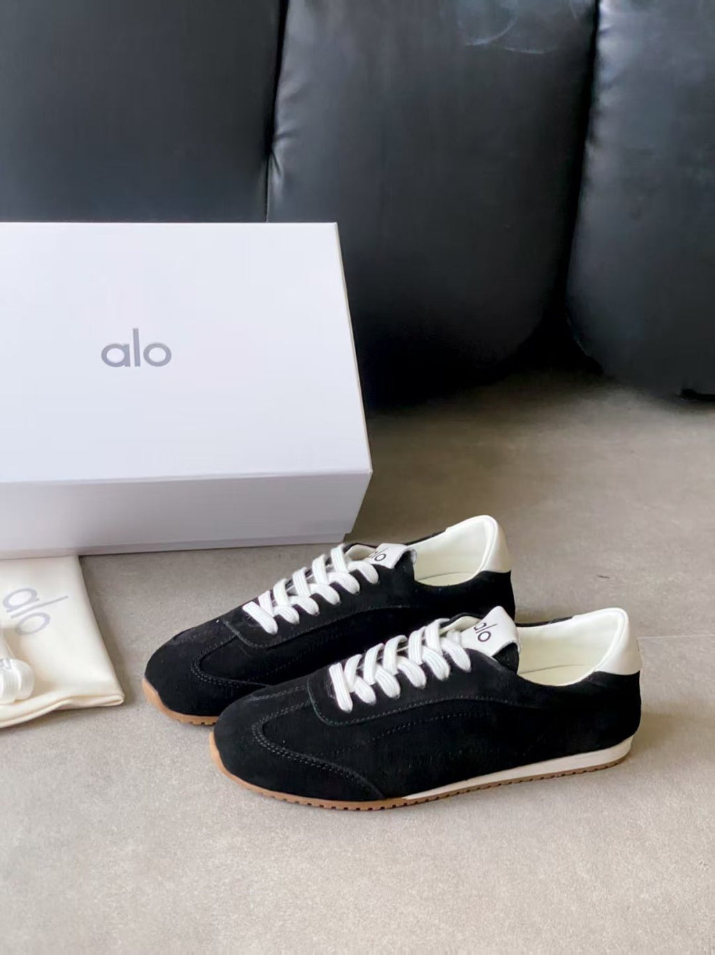 ALO 25S SUNSET SNEAKER IN BLACK SUEDE