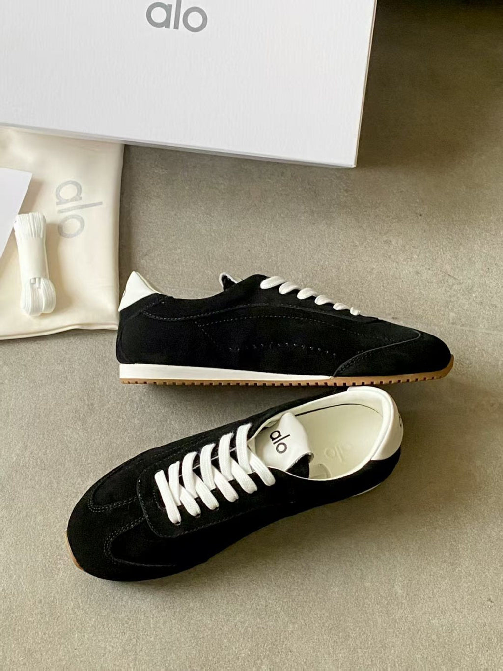 ALO 25S SUNSET SNEAKER IN BLACK SUEDE