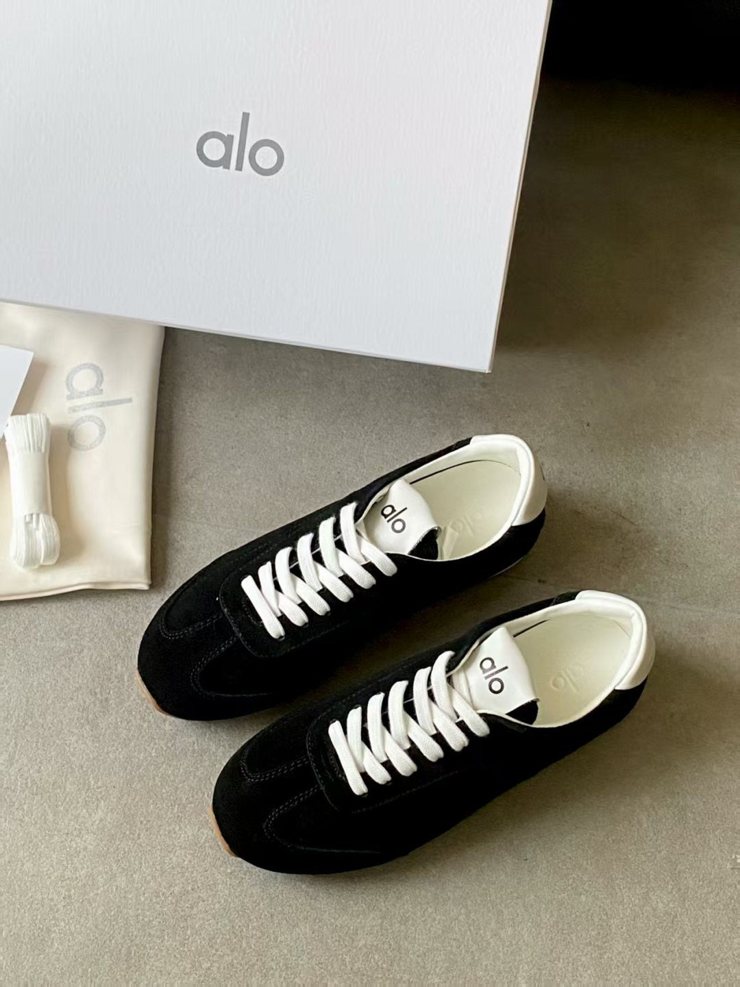 ALO 25S SUNSET SNEAKER IN BLACK SUEDE