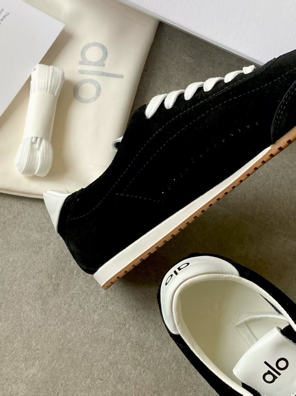 ALO 25S SUNSET SNEAKER IN BLACK SUEDE