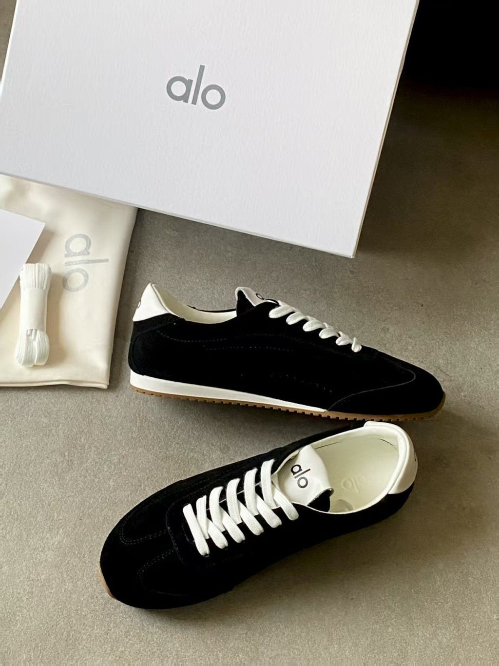 ALO 25S SUNSET SNEAKER IN BLACK SUEDE