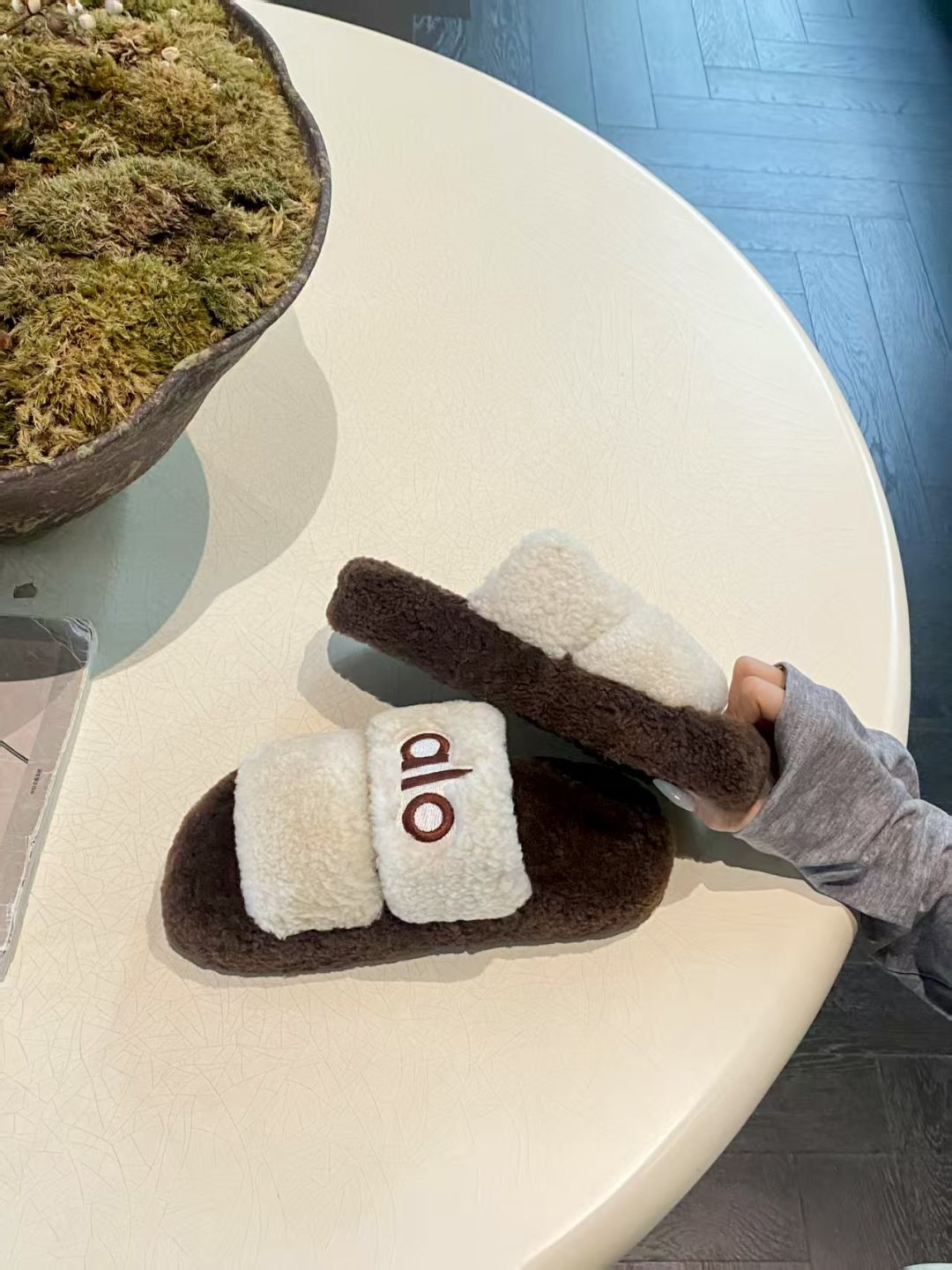 ALO 25S SLIDE SANDALS IN WHITE WOOL