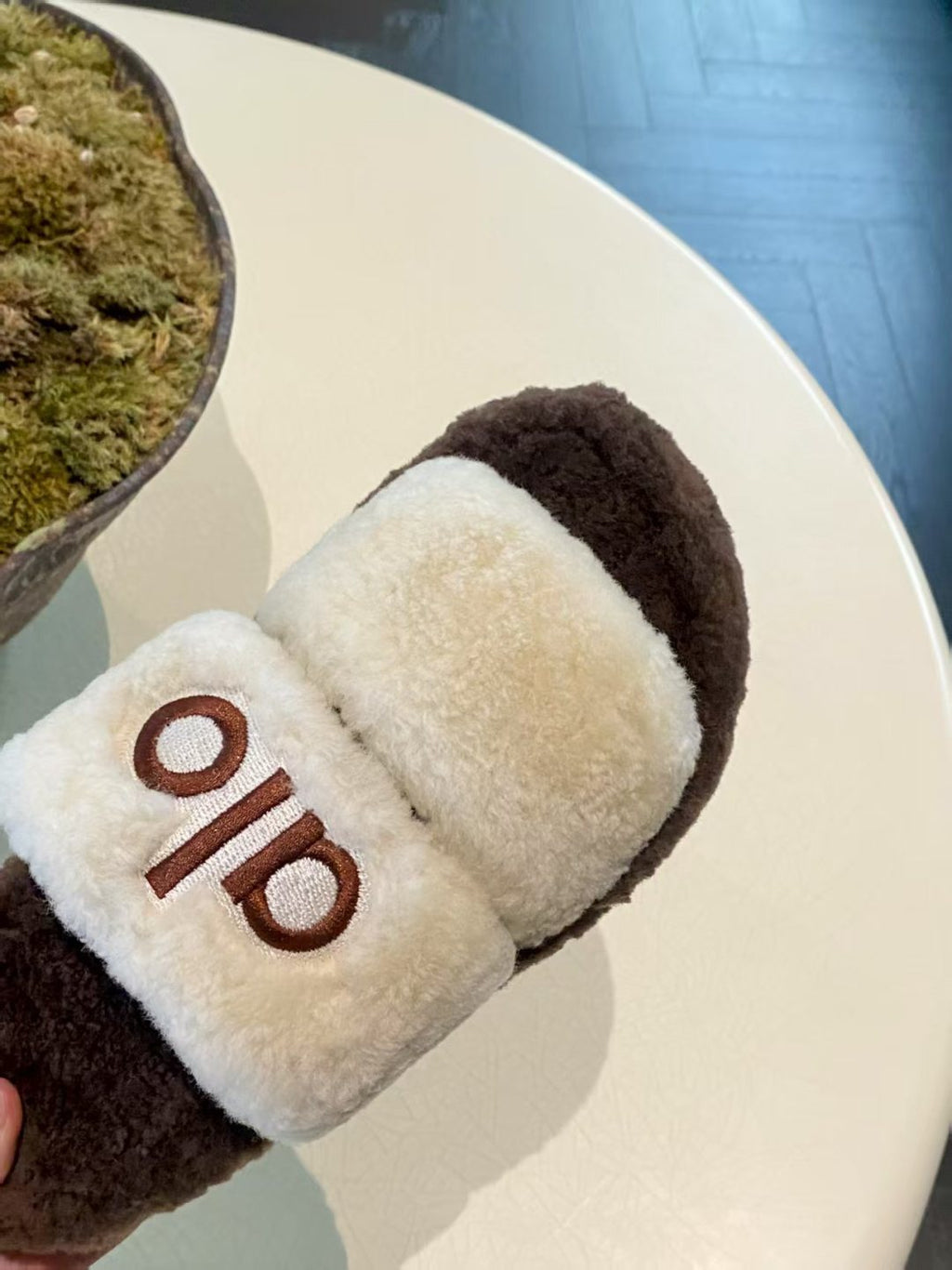 ALO 25S SLIDE SANDALS IN WHITE WOOL