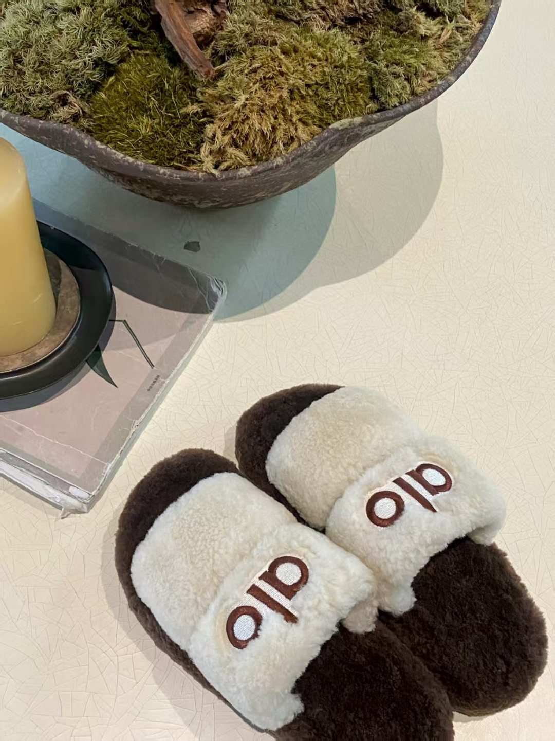 ALO 25S SLIDE SANDALS IN WHITE WOOL