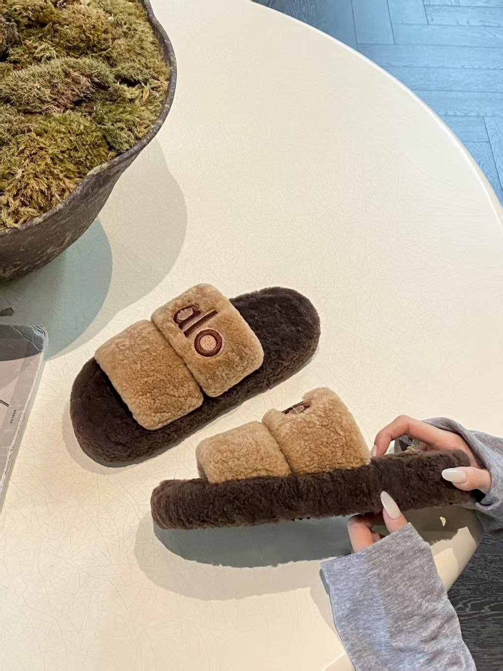 ALO 25S SLIDE SANDALS IN LIGHT BROWN WOOL