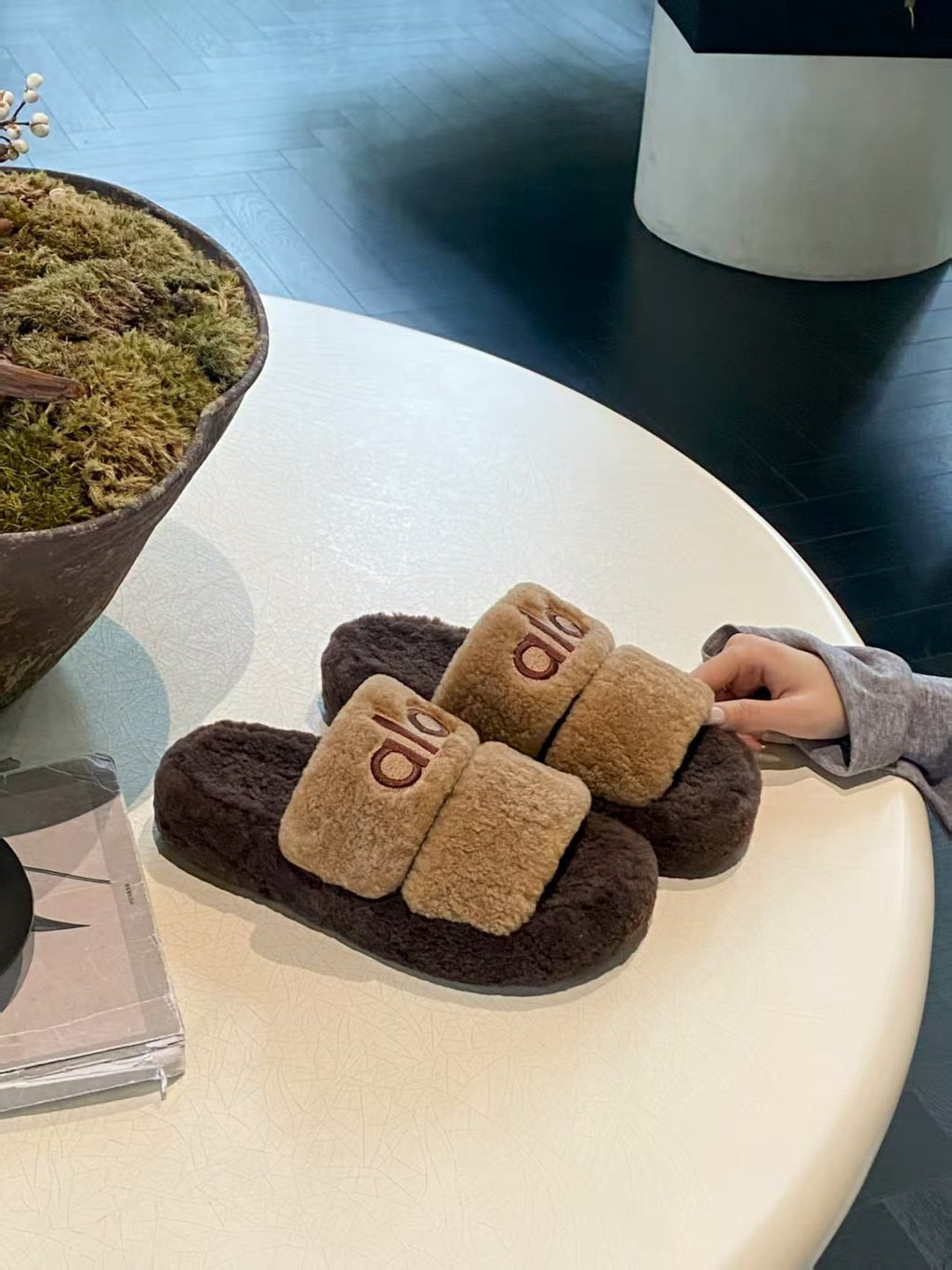 ALO 25S SLIDE SANDALS IN LIGHT BROWN WOOL
