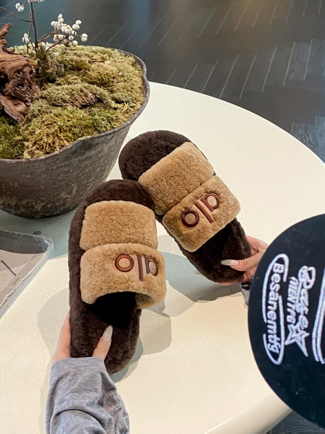 ALO 25S SLIDE SANDALS IN LIGHT BROWN WOOL