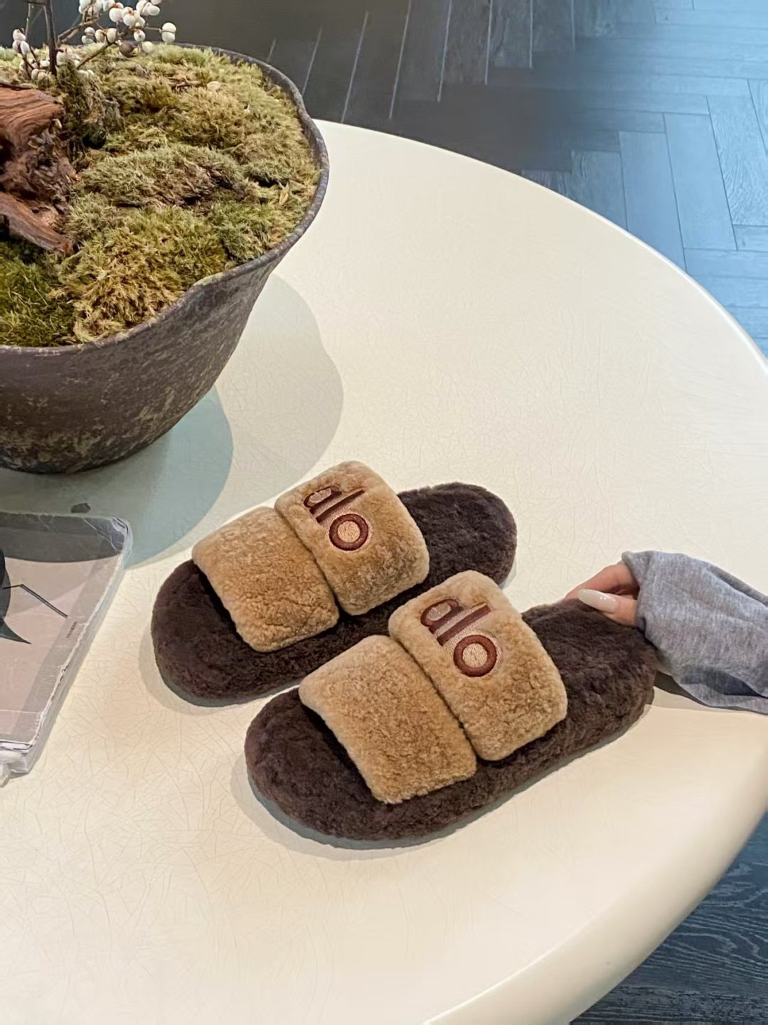 ALO 25S SLIDE SANDALS IN LIGHT BROWN WOOL