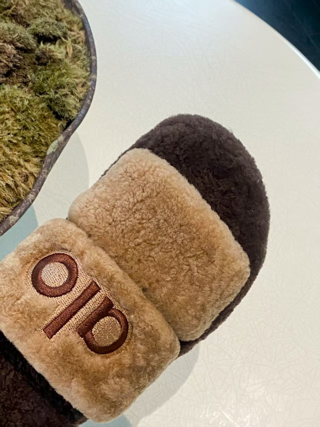 ALO 25S SLIDE SANDALS IN LIGHT BROWN WOOL