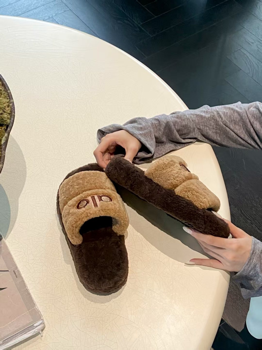 ALO 25S SLIDE SANDALS IN LIGHT BROWN WOOL