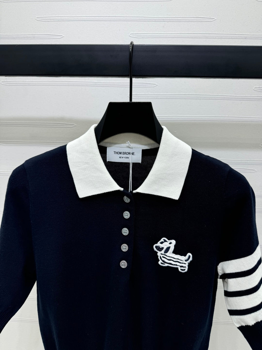 THOM SHORT-SLEEVE KNIT SWEATER WITH EMBROIDERED DOG MOTIF 274850