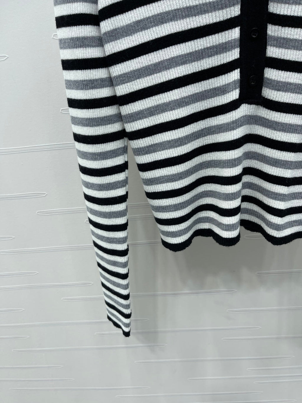 MIUMIU KNITTED SWEATER STYLE 453