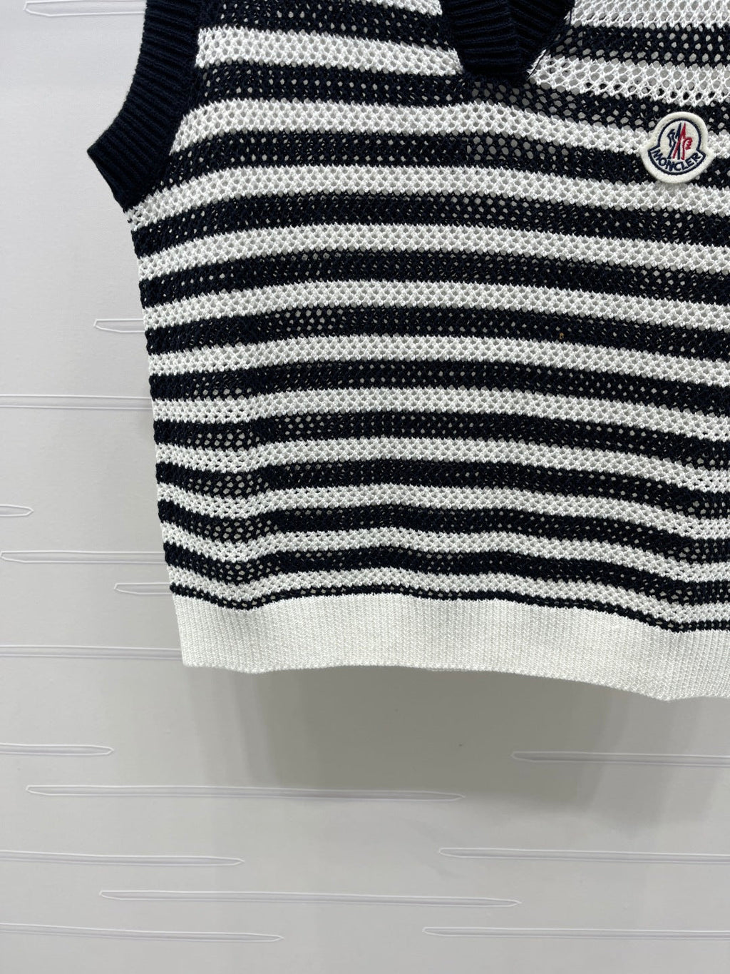 MONCLER 26S SLEEVELESS STRIPED KNIT POLO TOP 675