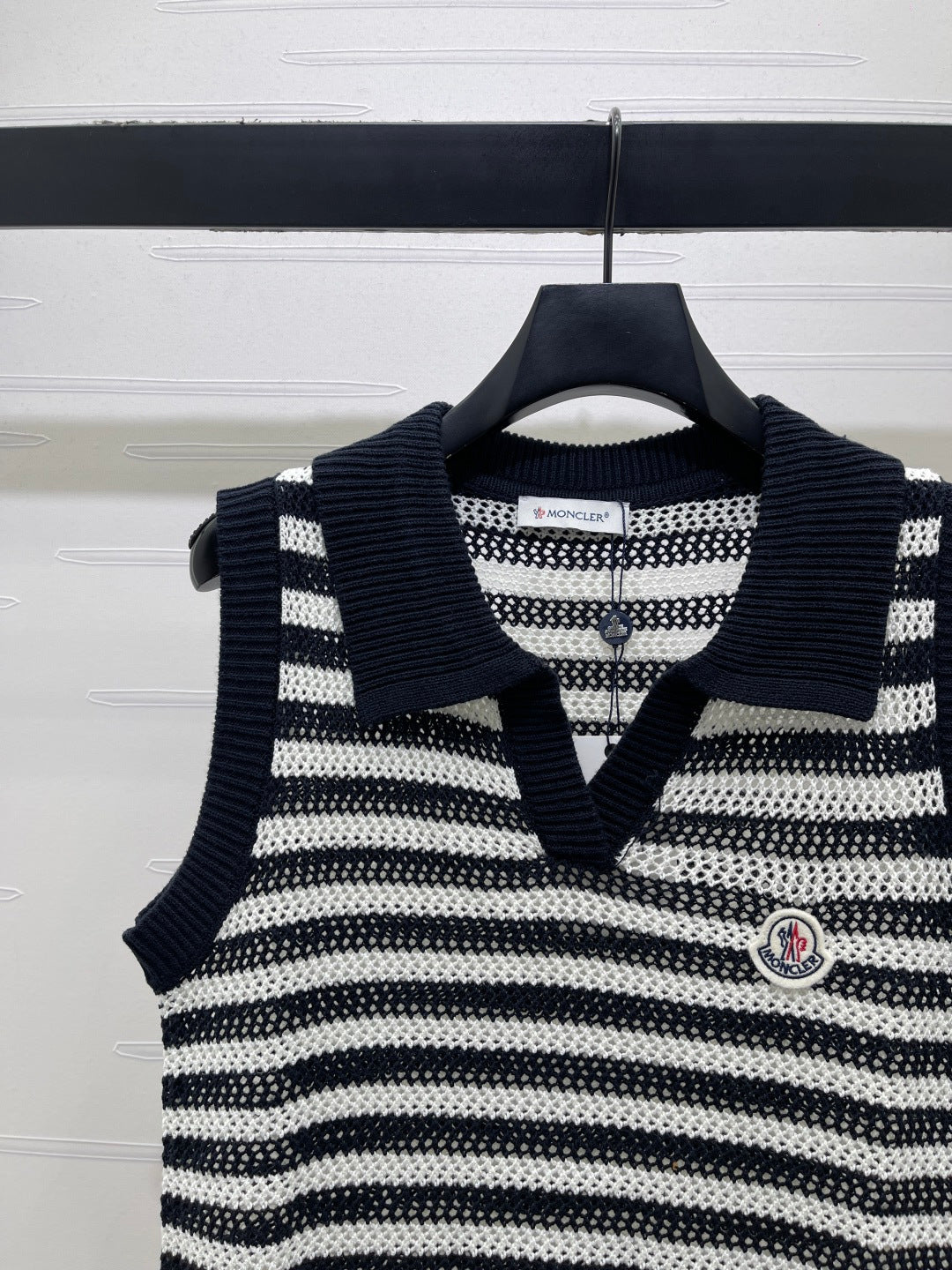 MONCLER 26S SLEEVELESS STRIPED KNIT POLO TOP 675