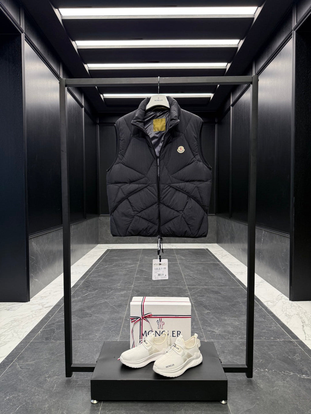 MONCLER 25S SLEEVELESS JACKET 479