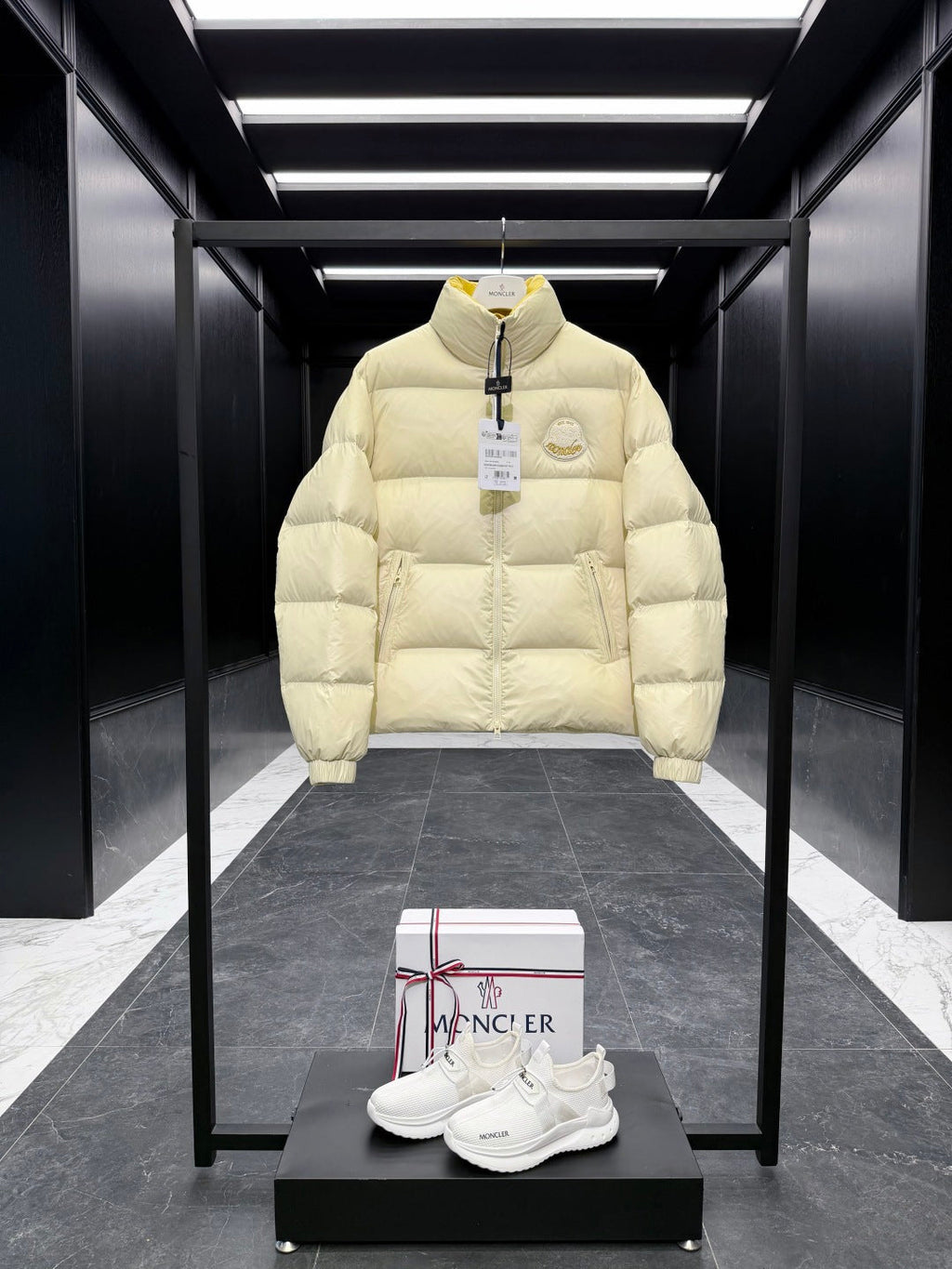 MONCLER 25S SHORT DOWN JACKET 215