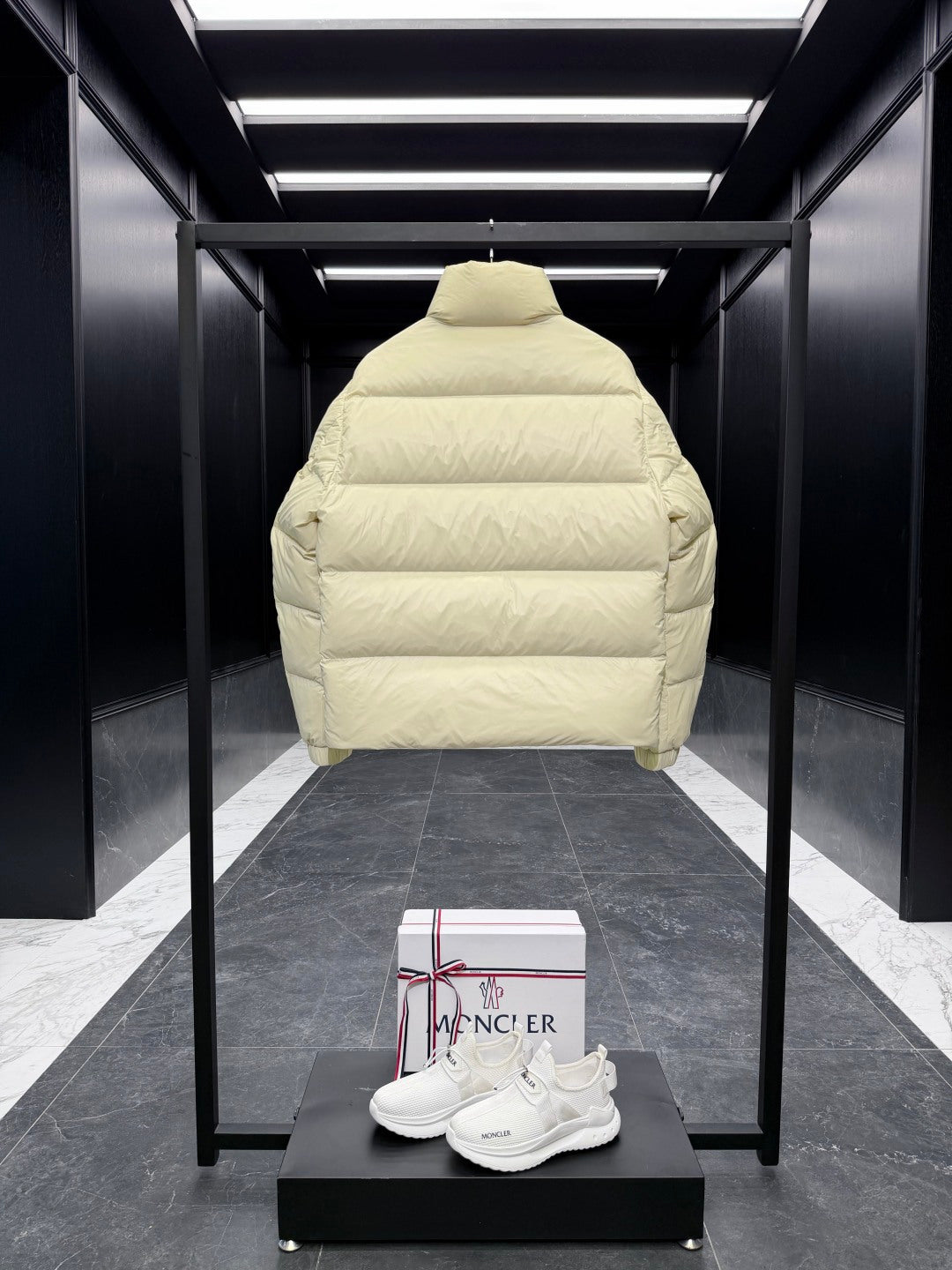 MONCLER 25S SHORT DOWN JACKET 215