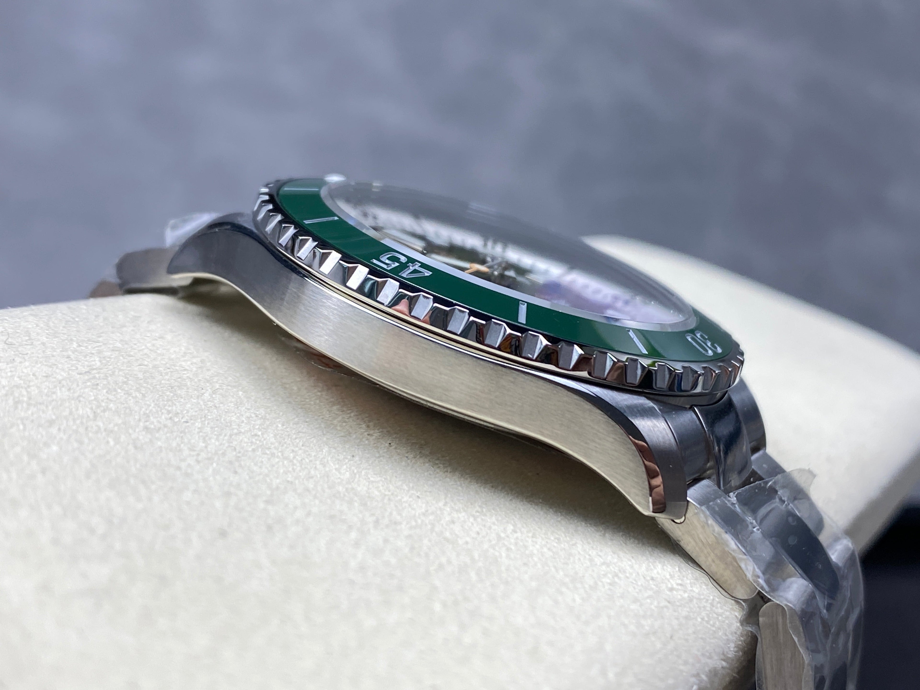 SUPEROCEAN AUTOMATIC 44 STEEL CASE GREEN CERAMIC BEZEL