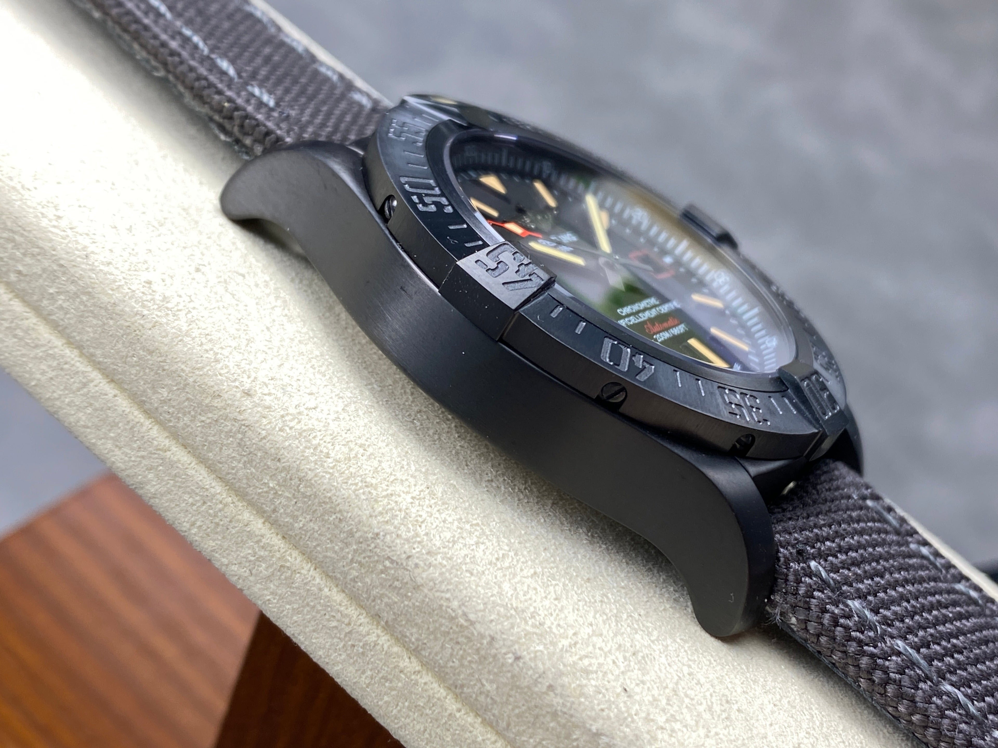 AVENGER BLACKBIRD TITANIUM CASE BLACK NYLON STRAP