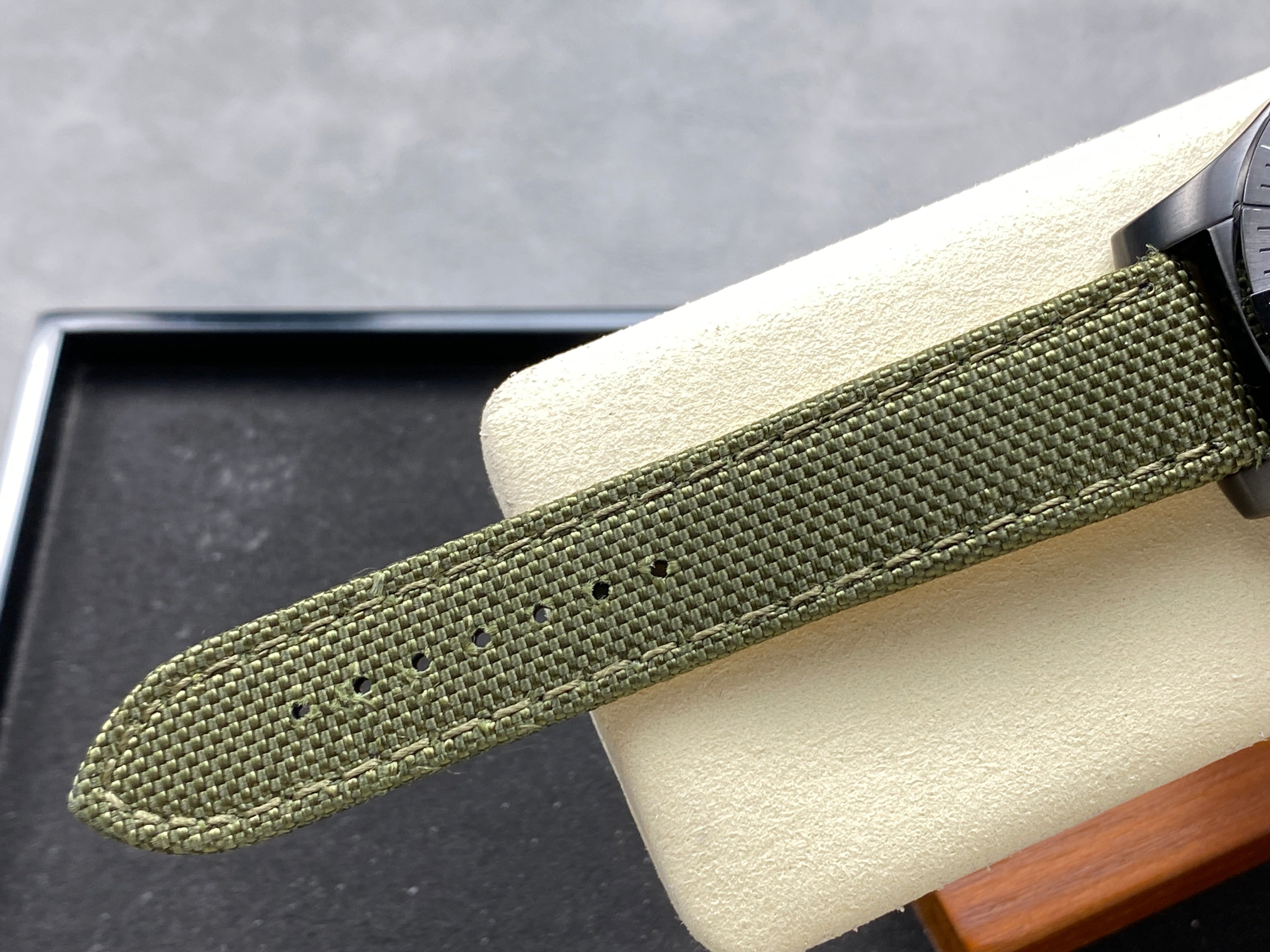 AVENGER CHRONOGRAPH TITANIUM CASE ARMY GREEN NYLON STRAP