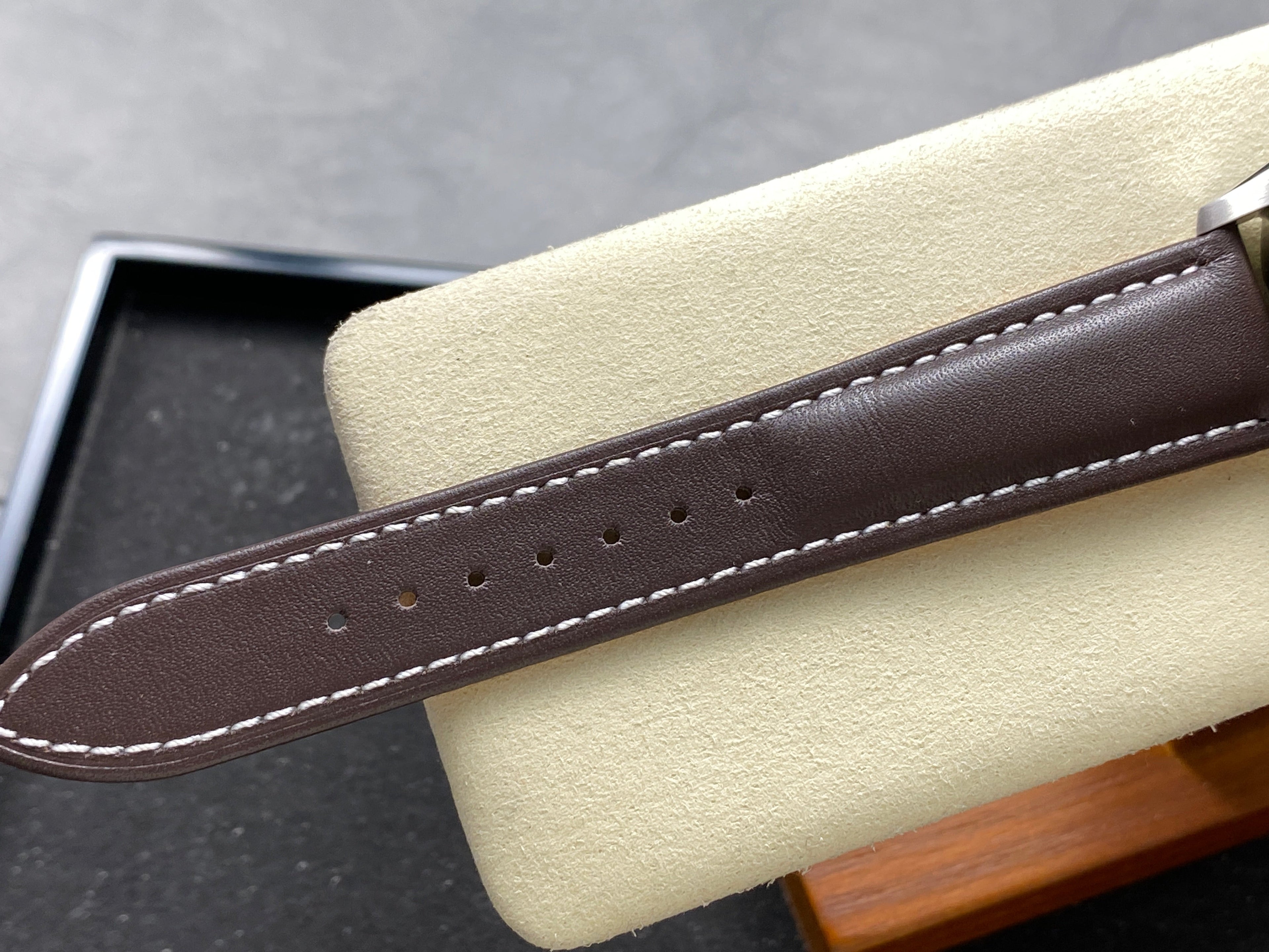 AVIATOR 8 AUTOMATIC STEEL CASE BLUE DIAL BROWN CALFSKIN STRAP