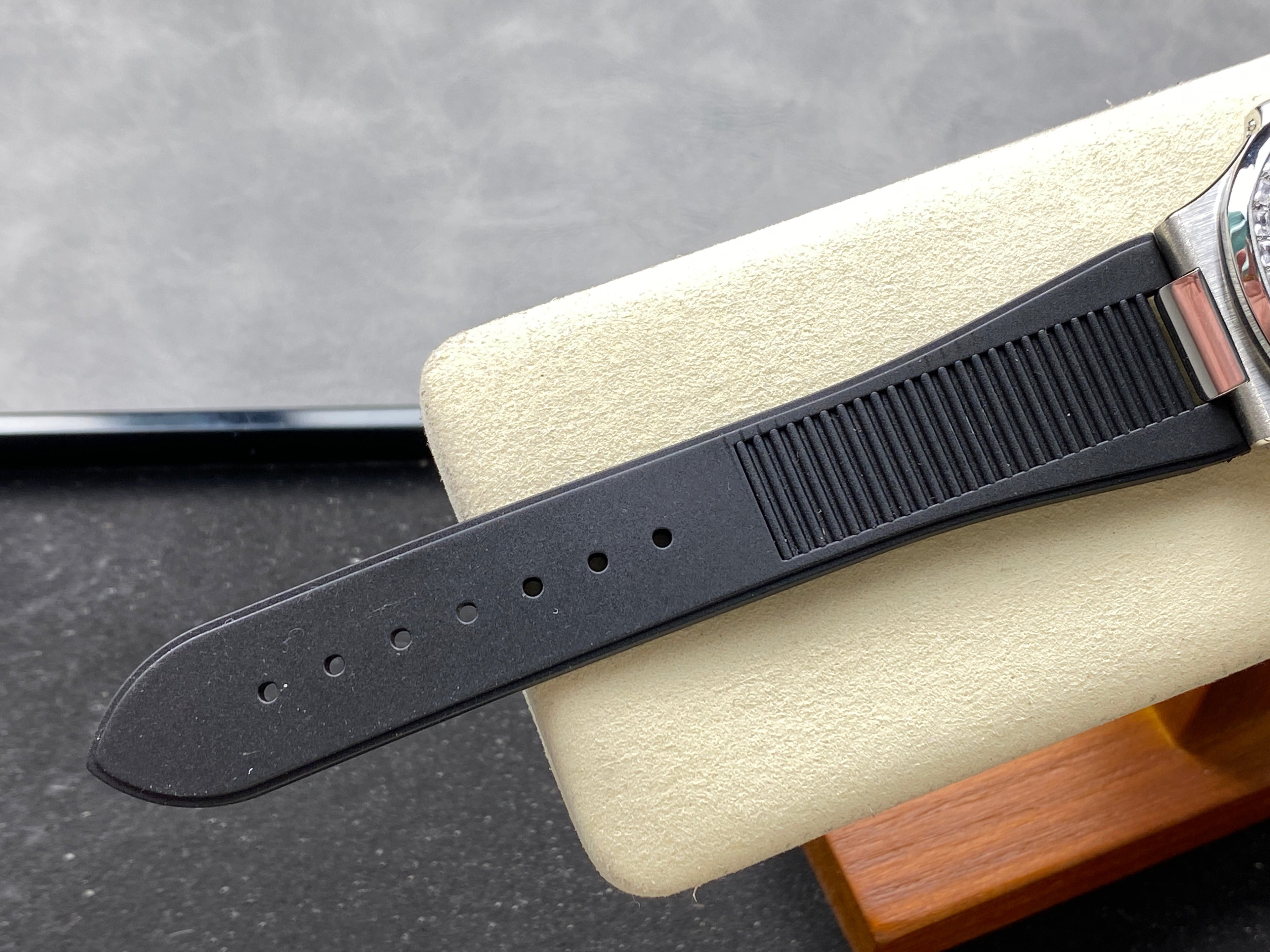 NAUTILUS STEEL ATTACHED DIAMOND BEZEL BLACK RUBBER STRAP